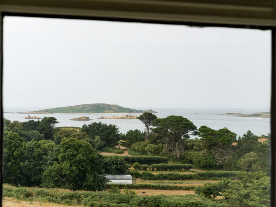 https://www.tresco.co.uk/uploads/images/Staying/Individual_Cottages/Hedge_Rock/_906x680_crop_center-center_none/Hedge_Rock_Holiday_Cottage_Tresco_-2.jpg?v=1685612586